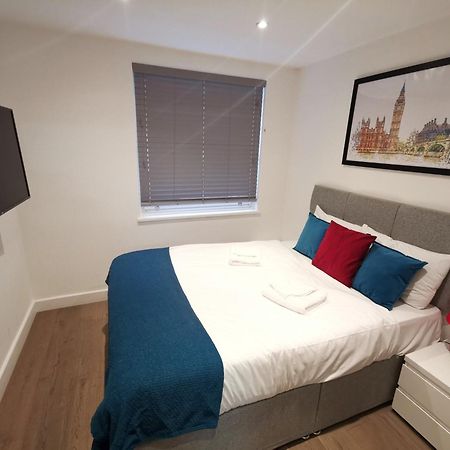 City Prime Apartments Londyn Zewnętrze zdjęcie A bedroom in a serviced apartment in London
