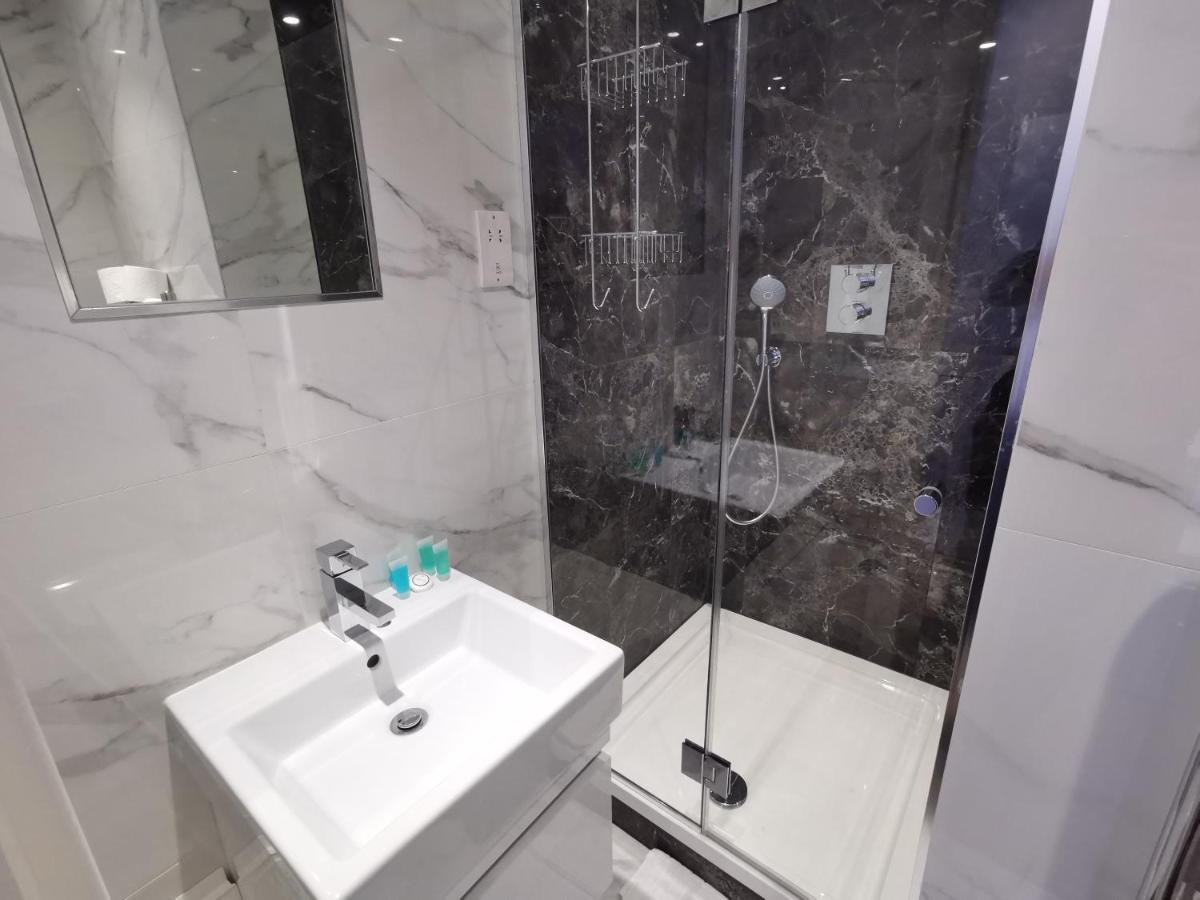 City Prime Apartments Londyn Zewnętrze zdjęcie A shower cubicle