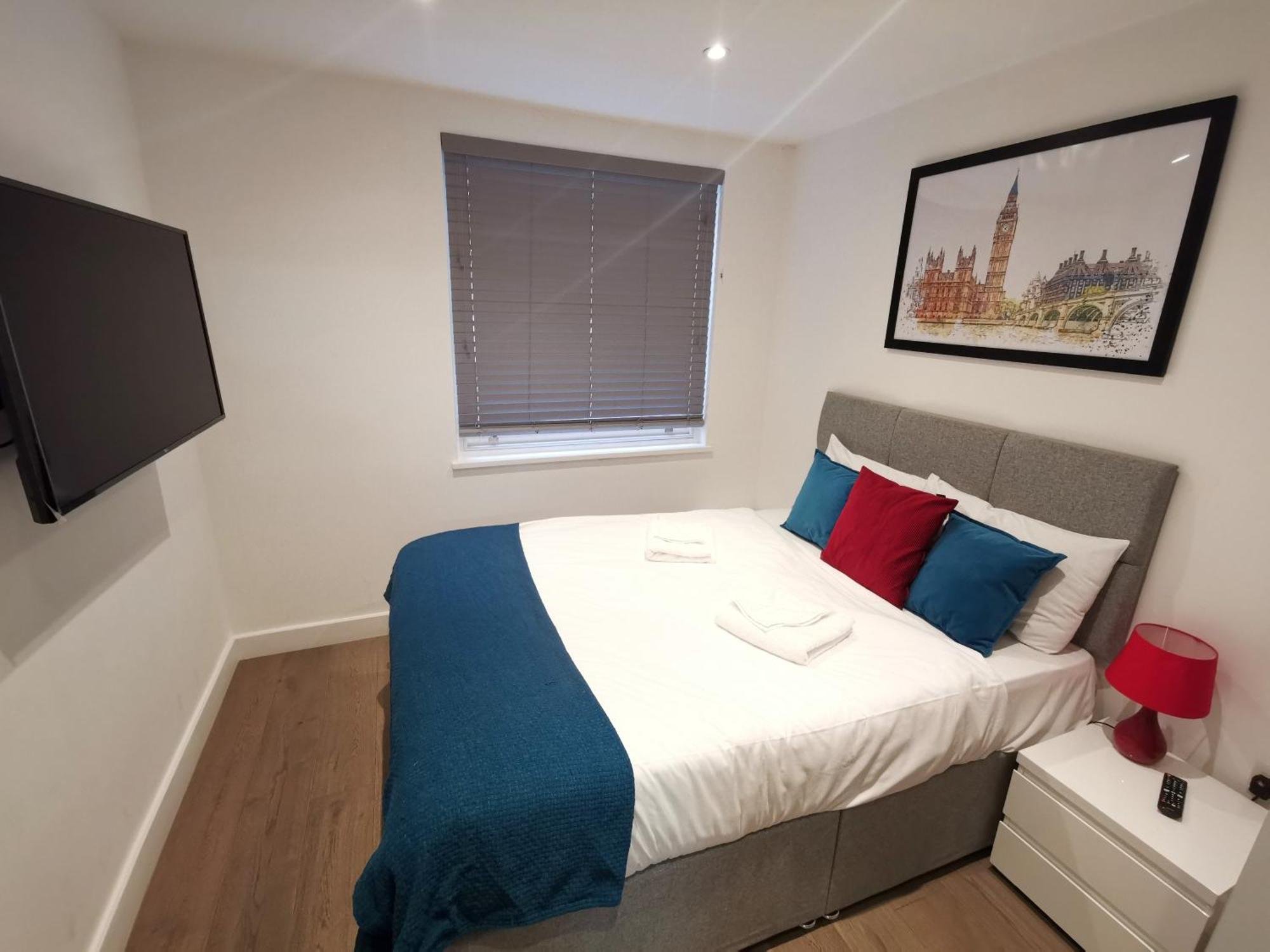 City Prime Apartments Londyn Zewnętrze zdjęcie A bedroom in a serviced apartment in London