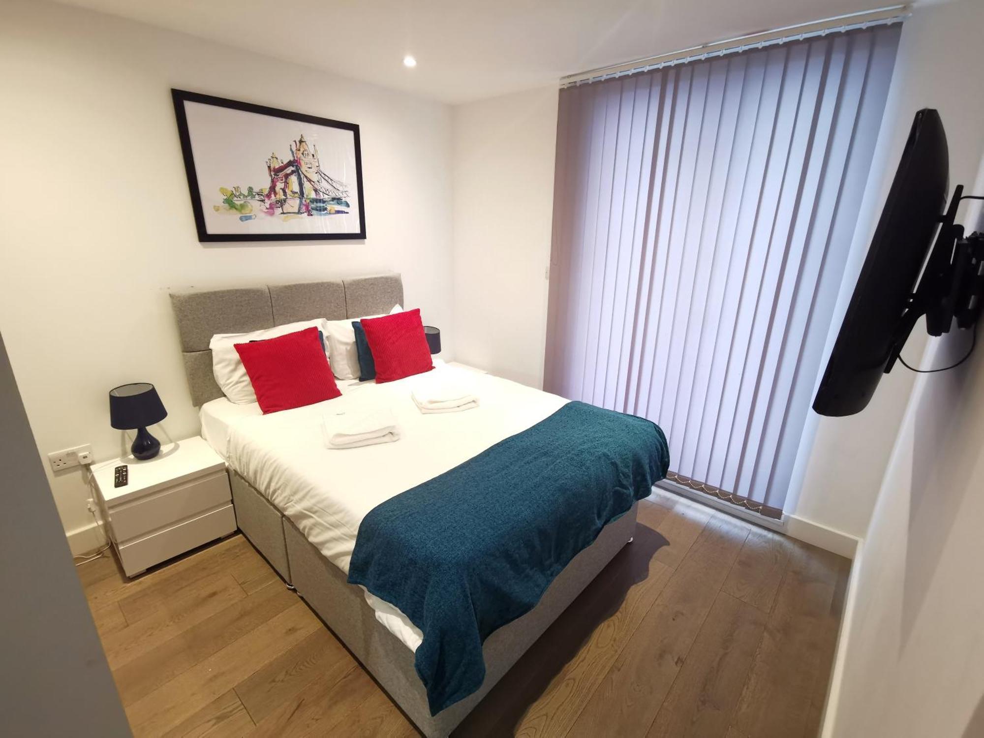 City Prime Apartments Londyn Zewnętrze zdjęcie A bedroom in a serviced apartment in London