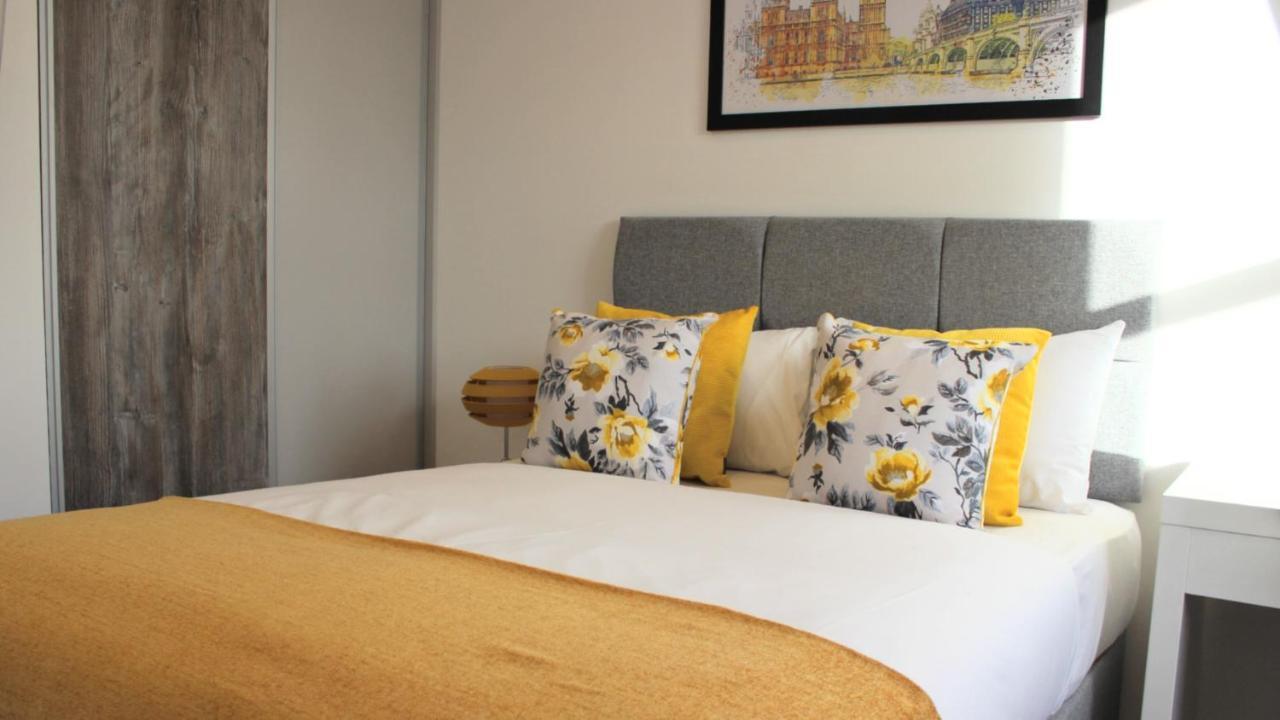 City Prime Apartments Londyn Zewnętrze zdjęcie A bed with cushions