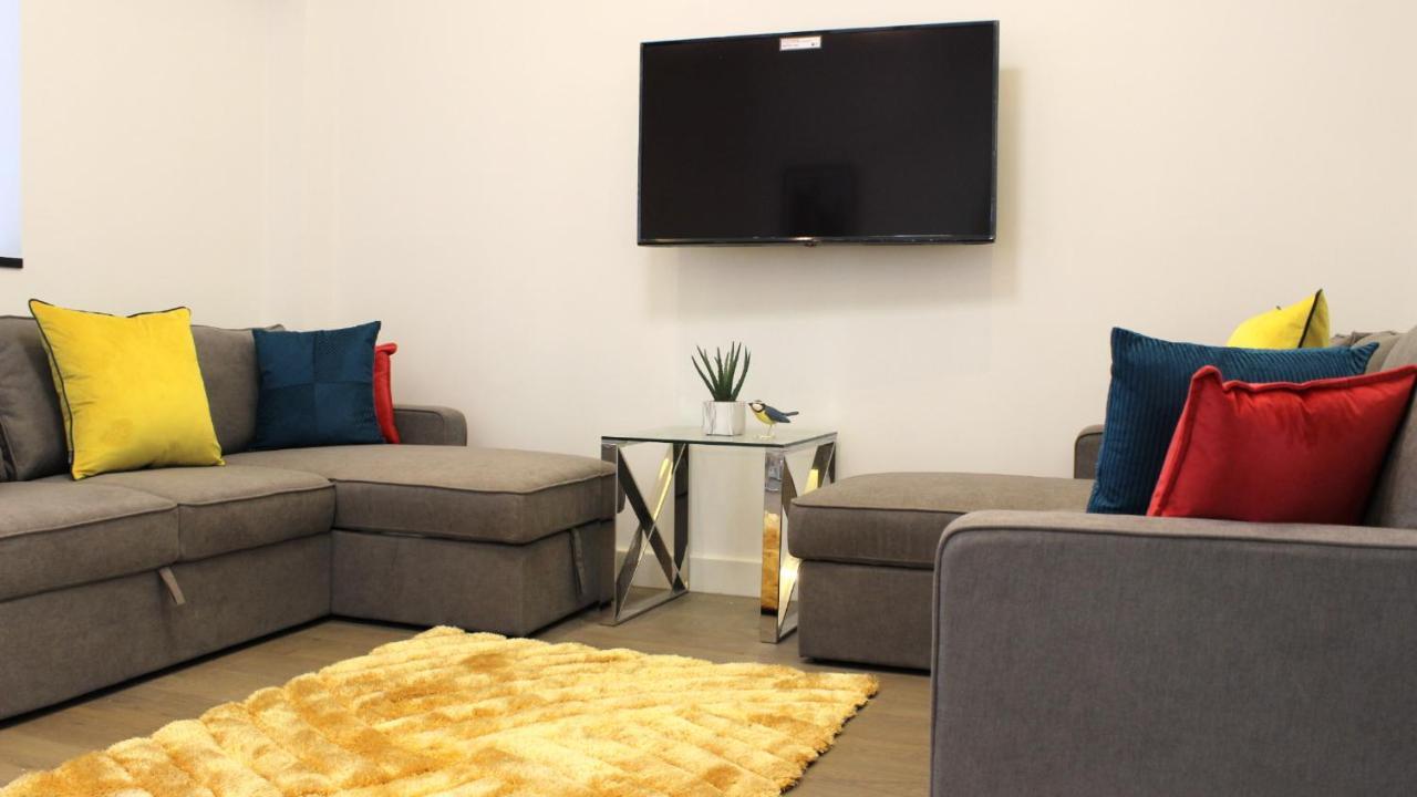 City Prime Apartments Londyn Zewnętrze zdjęcie A living room with a flat screen television