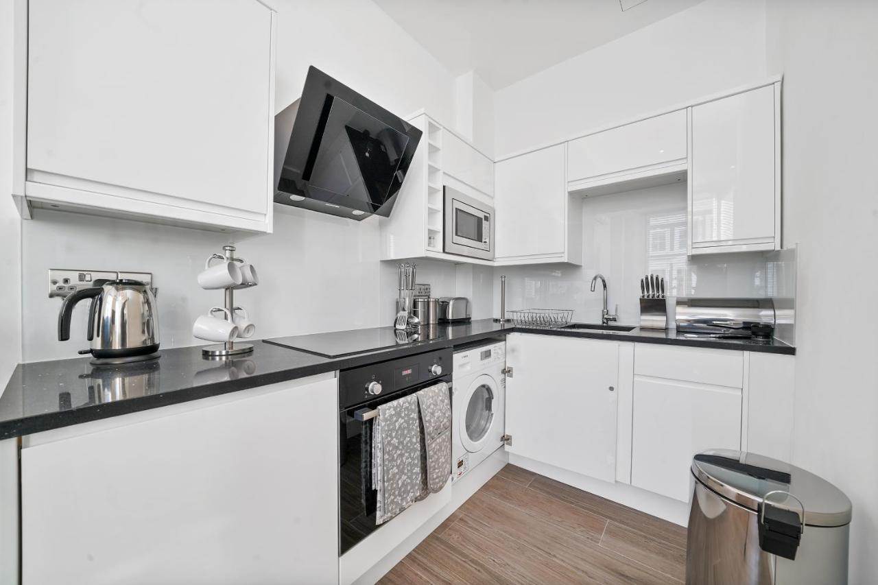 City Prime Apartments Londyn Zewnętrze zdjęcie A typical kitchen in a student flat