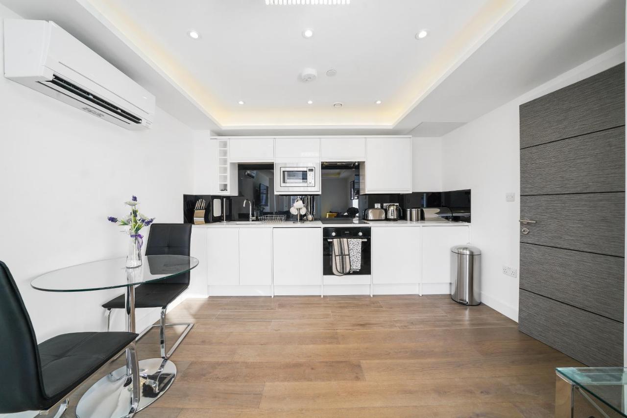 City Prime Apartments Londyn Zewnętrze zdjęcie A kitchen in a serviced apartment in London